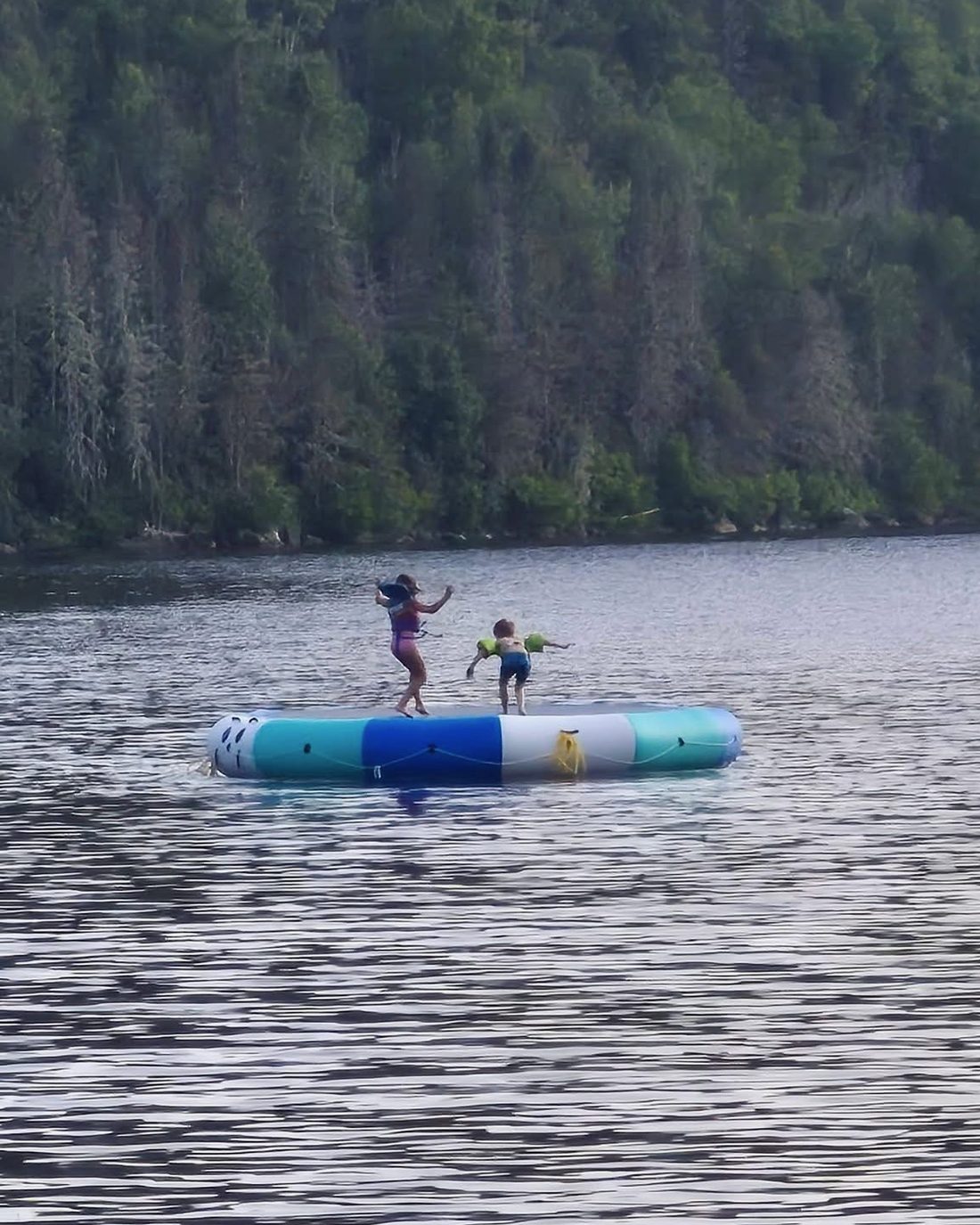 Trampoline sur le lac