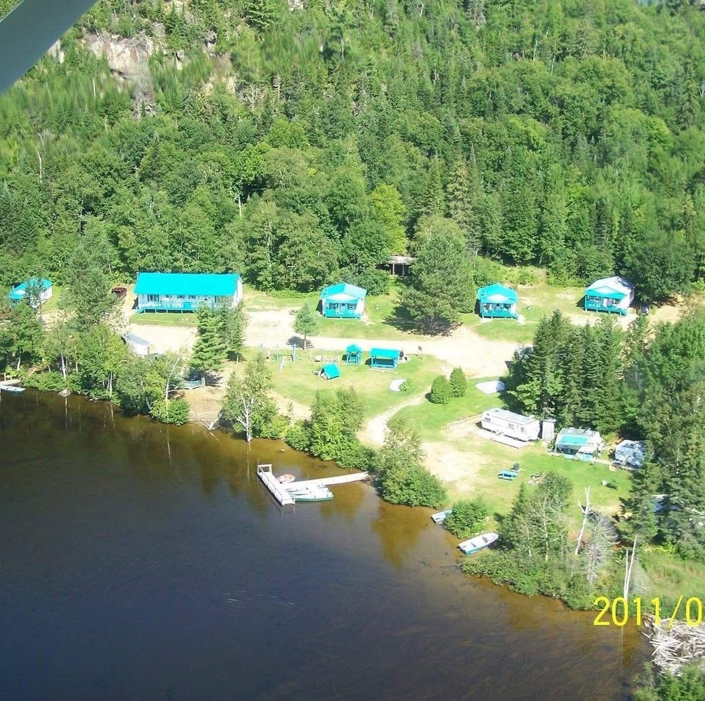 Vue aérienne du secteur des chalets au bord du lac
